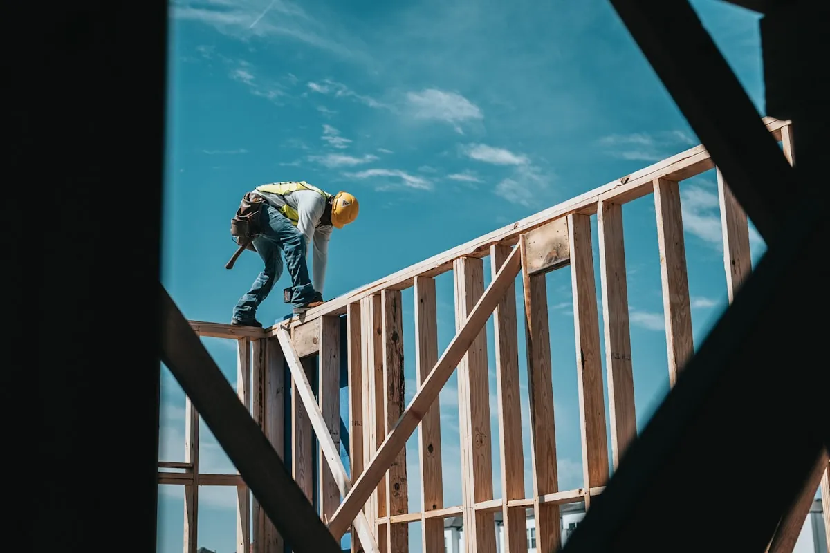 Vakman van Jago Apeldoorn aan het werk op een verbouwing